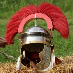 Helmet with transverse crest. Image: Matthias Kabel Helmet with a red transverse crest of horsehair.