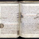 MS 1 (f. 1-149): Liber I Machabaeorum. - Fl. Vegetii Renati epitomae rei militaris libb. IV. - 2 (f. 150-211): Index et vocabularium in Vegetii De re militari. - Excerpta ex S. Iulii Frontini Strategematibus. - Alia Frontiniana. Right-hand page includes Vegetius 2.13 with reference to the centurion's crista transversa ('transuersis cassidum cristis'). AD 900–1500. Image: Leiden University Libraries (CC BY 4.0) hand-written page spread (with coloured, illuminated capitals) from one of the surviving Latin manuscripts of Vegetius, now in Leiden University Library.