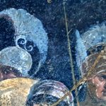 Detail of crests on a fresco (Briseis being taken away from Achilles: Napoli MAN Inv.9105) in the House of the Tragic Poet at Pompeii that suggest that both side plumes and fore-and-aft crests are formed from feathers. Image: Tyler Bell (CC BY 2.0) Detail of a fresco from Pompeii showing the heads of two soldiers with crested helmets.