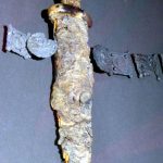 Belt with dagger from Herculaneum (ITA) with circular frogs attached to the embossed belt plates on either side. Found with the Herculaeum soldier/marine. Image: MCB (CC BY-SA 2.0) Dagger with belt and circular frogs on either side.